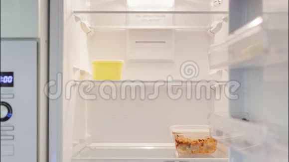 产品和食物出现并在室内填满冰箱视频的预览图