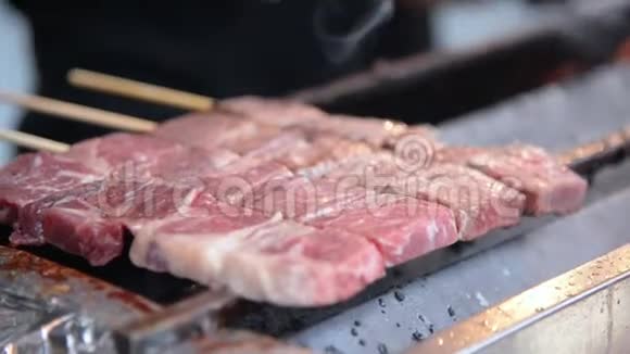 烹饪和美食理念在厨房里新鲜的生牛肉或猪肉被烤成烤肉视频的预览图