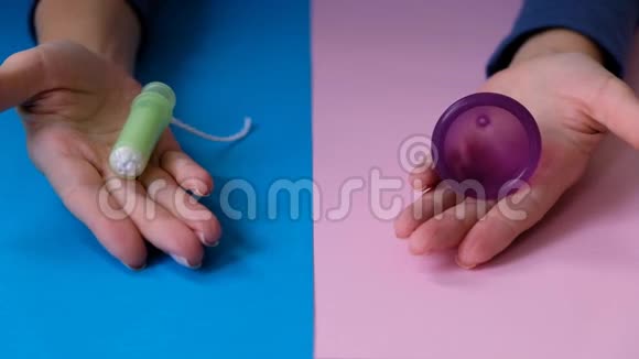 不同类型的女性卫生用品月经杯和卫生棉选择性聚焦视频的预览图
