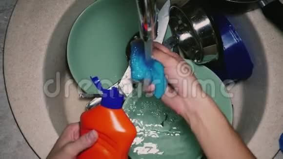 女人用海绵洗碗视频的预览图