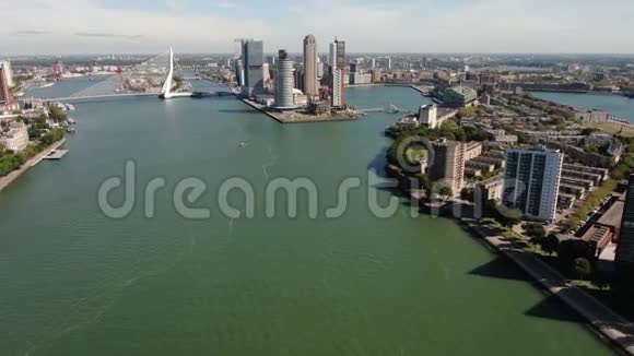 从Maas河和Erasmusbridge看到的鹿特丹天际线4k空中视频视频的预览图
