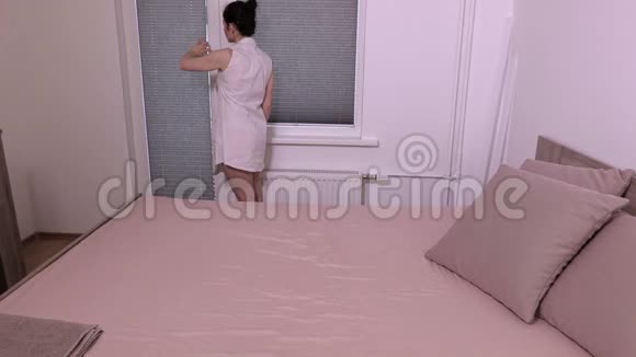 孤独的女人在床上哭泣视频的预览图