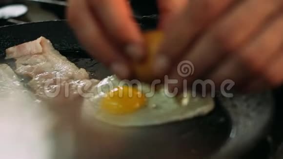 在锅里用培根煮美味的煎蛋视频的预览图