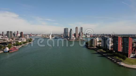 从Maas河和Erasmusbridge看到的鹿特丹天际线4k空中视频视频的预览图
