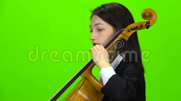 音乐家演奏大提琴绿色屏幕侧视关门视频的预览图