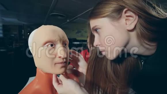 工程师把一张脸配在一个机器人上特写视频的预览图