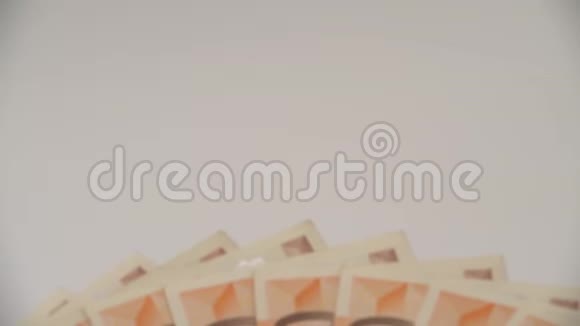 4K币两欧元的特写与不同价值的钞票现金视频的预览图
