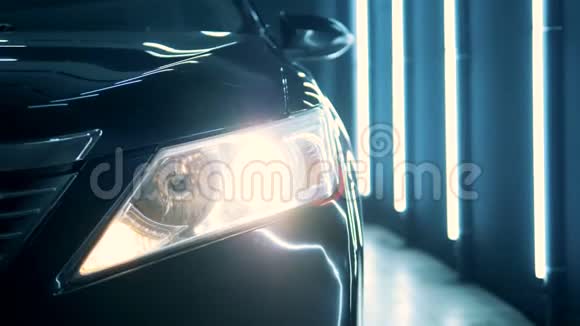一辆黑色轿车的前照灯在近距离内被打开视频的预览图