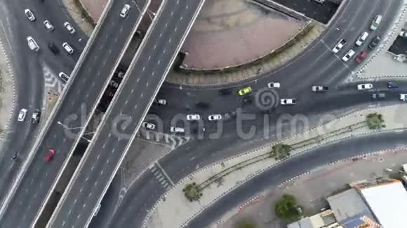 在泰国曼谷的4路停车街交叉路口环形交叉路口上高速延时以城市交通的圆圈旋转4K视频的预览图