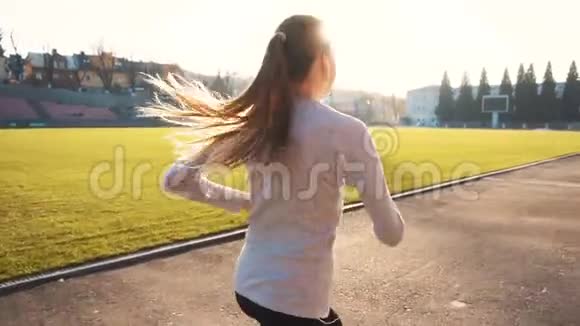 日落时女孩奔跑视频的预览图