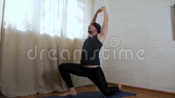 有趣的胖子正试图在背景上的垫子上做瑜伽练习男性瑜伽士视频的预览图