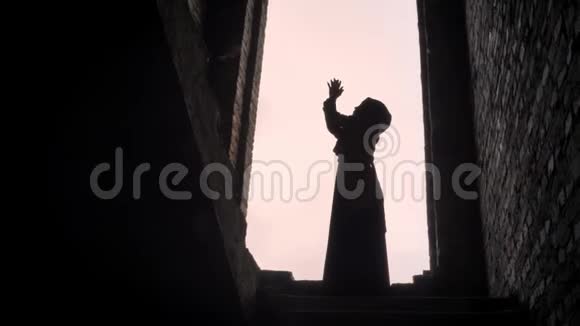 年轻的穆斯林妇女戴着头巾在废弃的建筑里祈祷害怕和担心视频的预览图