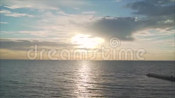 日落时平静的大海平静的大海视频的预览图