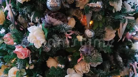 在日光下用圣诞树装饰花环视频的预览图