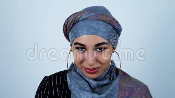 年轻美丽的阿拉伯女人在与世隔绝的白色背景上带着慷慨的微笑和欢笑视频的预览图