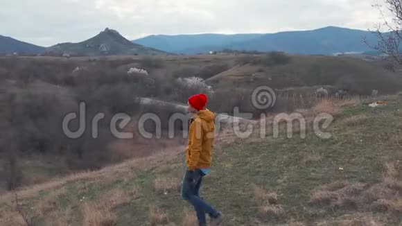 热得通红的人正在早春山上徒步旅行健康生活方式空中无人机射击视频的预览图