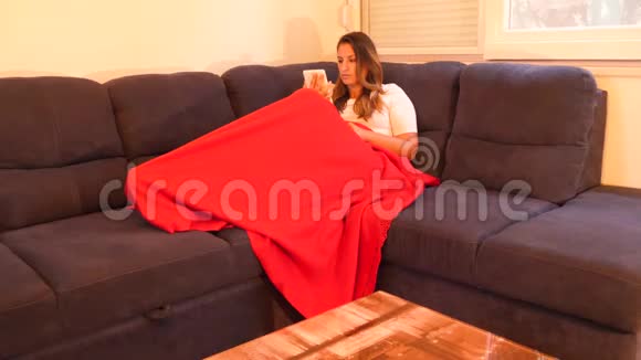 在客厅里的红毯下女人享受她的休息日视频的预览图