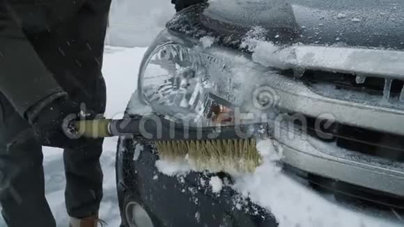 人从车上擦雪视频的预览图