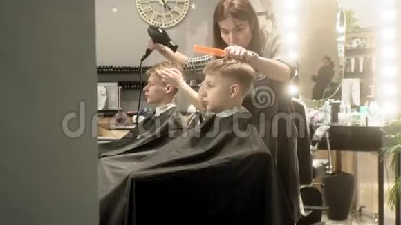 理发师儿童和男子理发视频的预览图