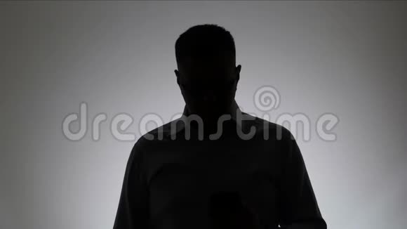 白色背景上的人的剪影一个商人在电话里谈话的剪影视频的预览图