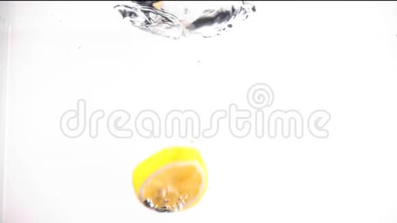 水中的新鲜果汁柠檬视频的预览图
