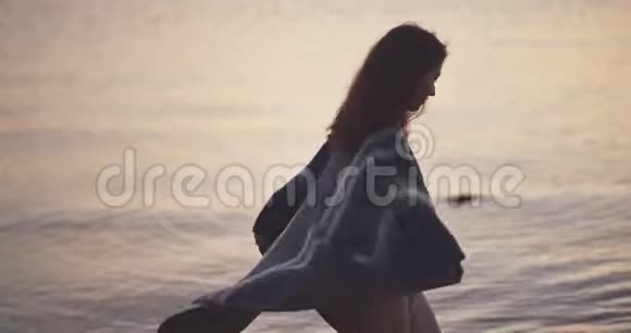 在海滩日落处散步的女人视频的预览图