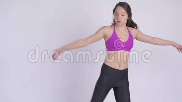年轻美丽的多民族女性做三角瑜伽姿势视频的预览图