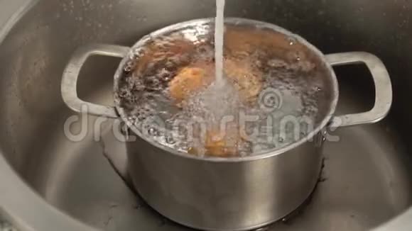 煮热三个鸡蛋冷却视频的预览图