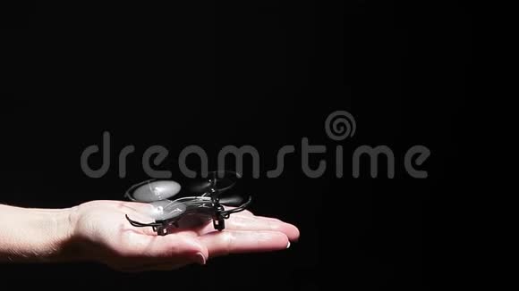 四架直升机女子手黑色背景高清镜头视频的预览图