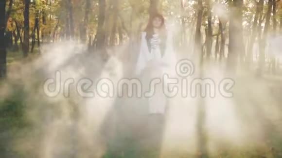 一个冰冻的童话故事一个美丽的爱尔兰美女独自站在森林里手里拿着一个篮子太阳升起视频的预览图