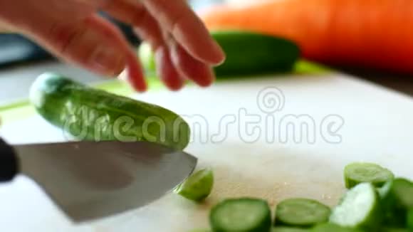 烹饪切黄瓜做沙拉视频的预览图