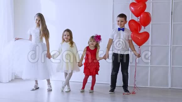 有气球的男孩和女孩朋友视频的预览图