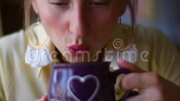 在咖啡馆里喝杯咖啡的漂亮女人迷人的年轻女子正在咖啡馆里喝卡布奇诺视频的预览图