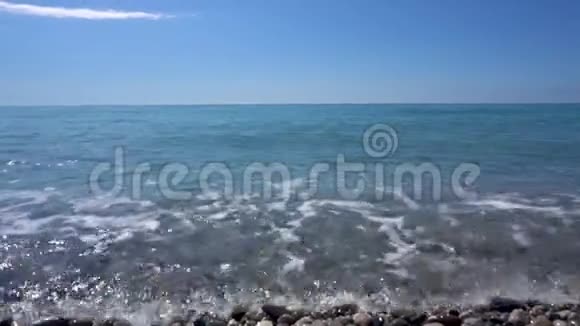石滩上的海浪关门视频的预览图