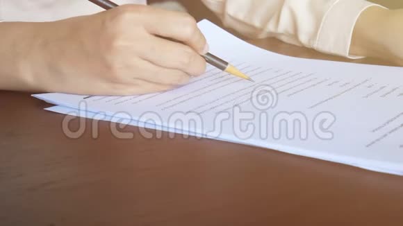 4K妇女在纸上阅读翻页用铅笔在文件上标记文字视频的预览图