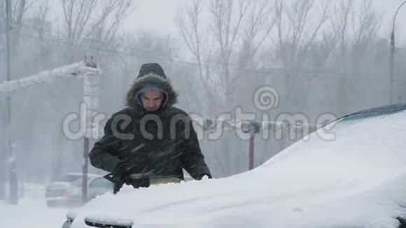 人从车上擦雪视频的预览图