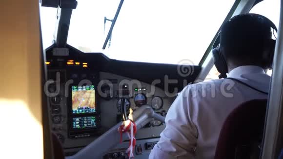 机舱飞行员在飞机上视频的预览图