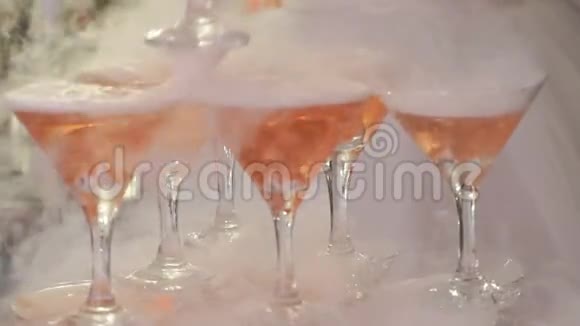 高脚杯带着浓郁的玫瑰酒视频的预览图