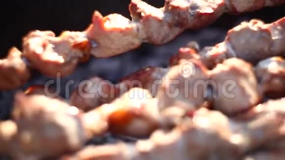 美味多汁的肉丝烤串是在烤焦上的烤串上油炸的准备夏天的烧烤视频的预览图