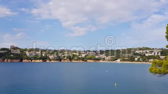 地中海平静海湾海滨小镇视频的预览图