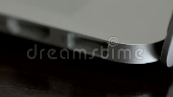USB白色电缆连接到笔记本电脑宏观镜头视频的预览图