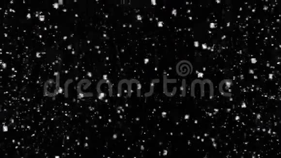 几颗雪粒落在黑色背景上视频的预览图