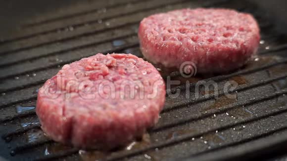 快关门烹饪美味的汉堡烧烤架上的肉切片视频的预览图