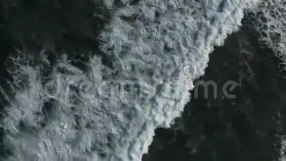 无人驾驶飞机从空中俯瞰深蓝色海水当海浪从相机下面掠过视频的预览图