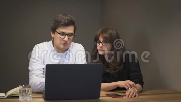 商业伙伴在笔记本电脑前交谈视频的预览图