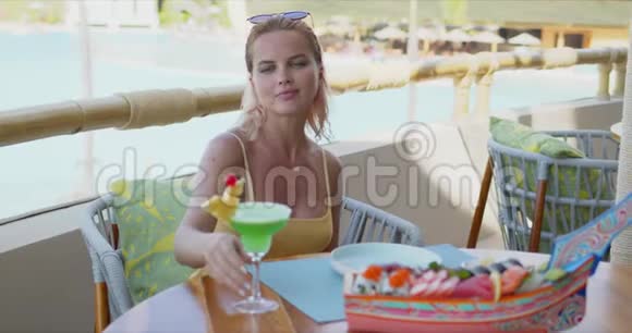 有鸡尾酒的快乐女人在咖啡馆休息视频的预览图