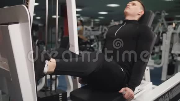肌肉男运动员在健身俱乐部锻炼腿部肌肉视频的预览图