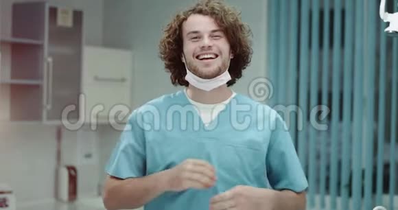 医院年轻医生或外科医生穿着制服直视镜头双手交叉微笑视频的预览图