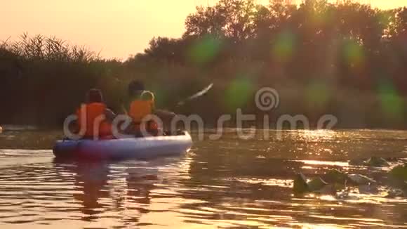 日落时分我在河边划着皮划艇视频的预览图