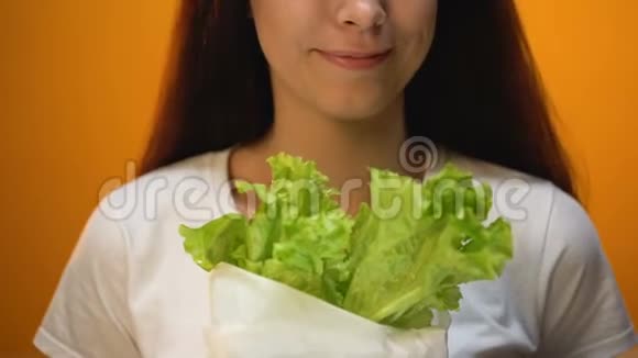 快乐女孩吃生菜低碳水化合物素食有机食品医疗保健视频的预览图